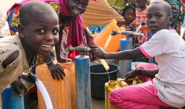 Nigeriaanse kinderen bij een waterput.  