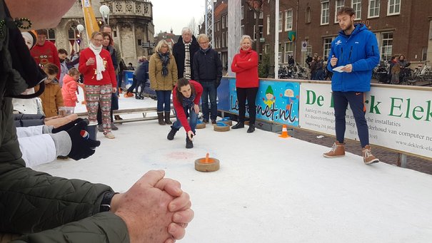 Afbeelding met persoon, gebouw, buiten, sneeuw

Beschrijving is gegenereerd met zeer hoge betrouwbaarheid