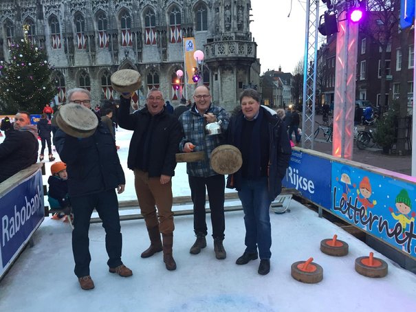 Afbeelding met persoon, gebouw, buiten, sneeuw

Beschrijving is gegenereerd met zeer hoge betrouwbaarheid