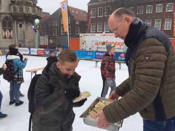 Afbeelding met persoon, gebouw, man, buiten

Beschrijving is gegenereerd met zeer hoge betrouwbaarheid