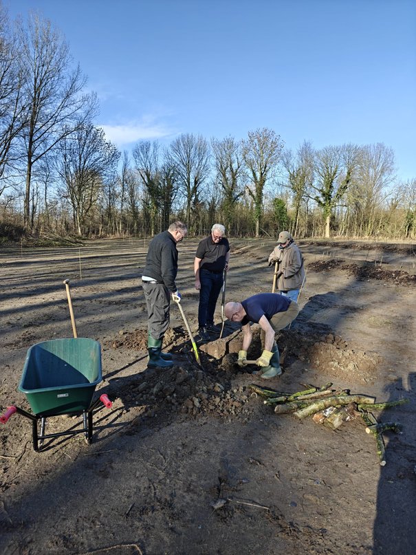 Afbeelding met buitenshuis, grond, hemel, boom

Door AI gegenereerde inhoud is mogelijk onjuist.