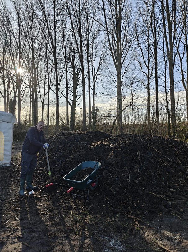 Afbeelding met buitenshuis, boom, hemel, grond

Door AI gegenereerde inhoud is mogelijk onjuist.