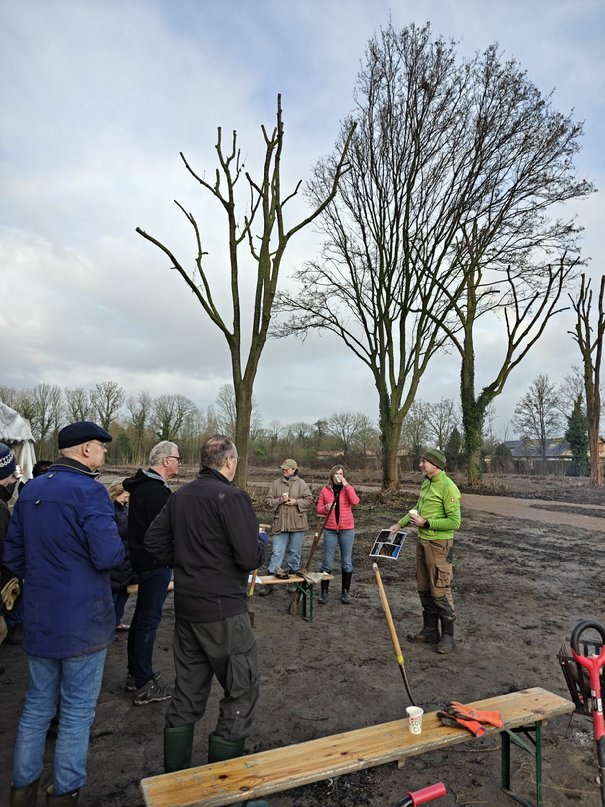 Afbeelding met hemel, buitenshuis, kleding, grond

Door AI gegenereerde inhoud is mogelijk onjuist.