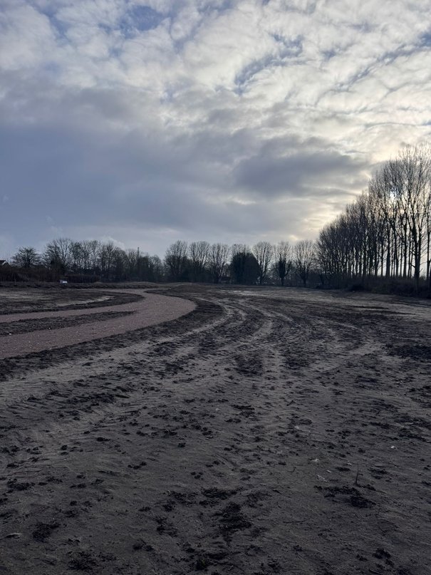 Afbeelding met buitenshuis, wolk, winter, boom

Door AI gegenereerde inhoud is mogelijk onjuist.