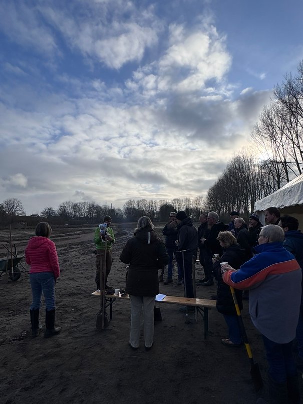 Afbeelding met hemel, buitenshuis, wolk, boom

Door AI gegenereerde inhoud is mogelijk onjuist.