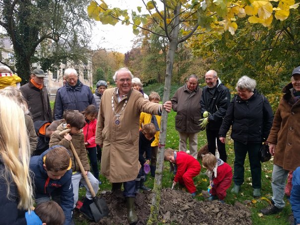 Afbeelding met boom, persoon, buiten, gras

Automatisch gegenereerde beschrijving