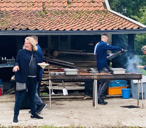 Afbeelding met buiten, gebouw, persoon, person

Automatisch gegenereerde beschrijving