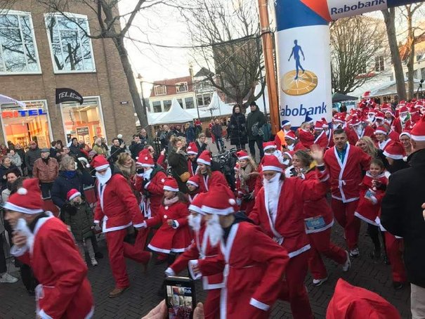 Afbeelding met persoon, buiten, boom, danser

Automatisch gegenereerde beschrijving