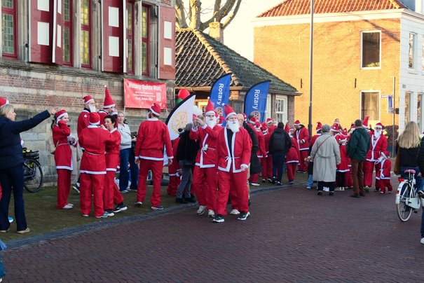 Afbeelding met persoon, kleding, gebouw, buitenshuis

Door AI gegenereerde inhoud is mogelijk onjuist.