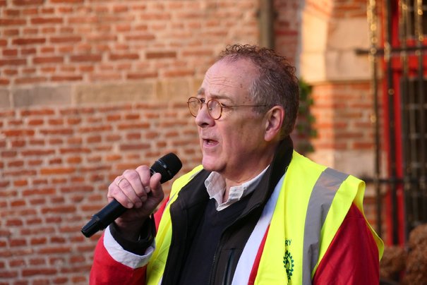 Afbeelding met kleding, persoon, Menselijk gezicht, microfoon

Door AI gegenereerde inhoud is mogelijk onjuist.