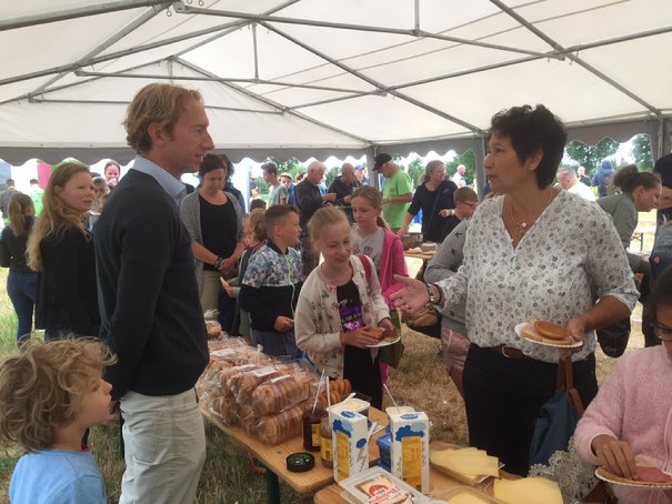 Afbeelding met persoon, mensen, tafel, groep

Beschrijving is gegenereerd met zeer hoge betrouwbaarheid