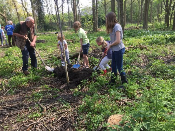 Afbeelding met gras, buiten, boom, persoon

Beschrijving is gegenereerd met zeer hoge betrouwbaarheid