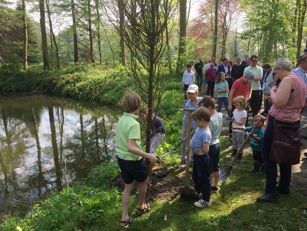 Afbeelding met boom, buiten, gras, persoon

Beschrijving is gegenereerd met zeer hoge betrouwbaarheid