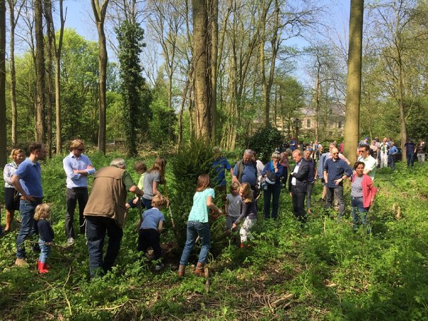 Afbeelding met boom, gras, buiten, persoon

Beschrijving is gegenereerd met zeer hoge betrouwbaarheid