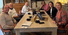 Afbeelding met persoon, kleding, person, mensen

Door AI gegenereerde inhoud is mogelijk onjuist.