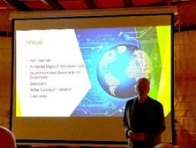 Afbeelding met tekst, person, kleding, presentatie

Door AI gegenereerde inhoud is mogelijk onjuist.