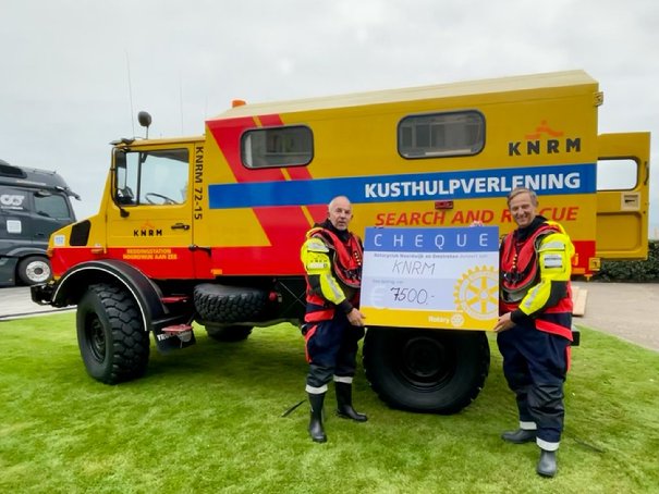 Afbeelding met tekst, gras, vrachtwagen, lucht

Automatisch gegenereerde beschrijving