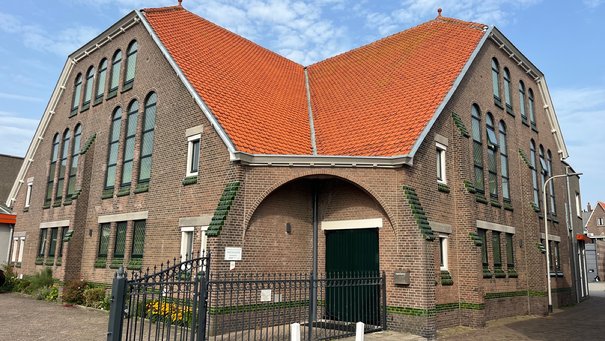 Afbeelding met gebouw, buitenshuis, raam, hemel

Automatisch gegenereerde beschrijving