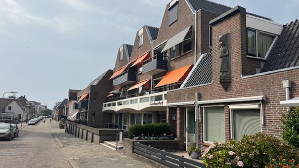 Afbeelding met buitenshuis, hemel, gebouw, huis

Automatisch gegenereerde beschrijving