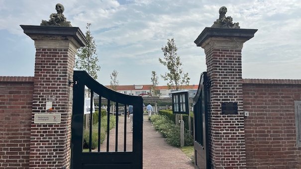 Afbeelding met buitenshuis, gebouw, hemel, wolk

Automatisch gegenereerde beschrijving