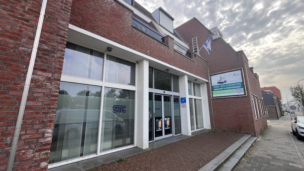 Afbeelding met buitenshuis, hemel, wolk, raam

Automatisch gegenereerde beschrijving
