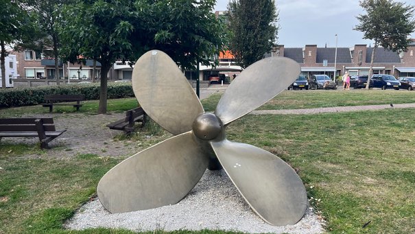 Afbeelding met buitenshuis, propeller, gras, boom

Automatisch gegenereerde beschrijving
