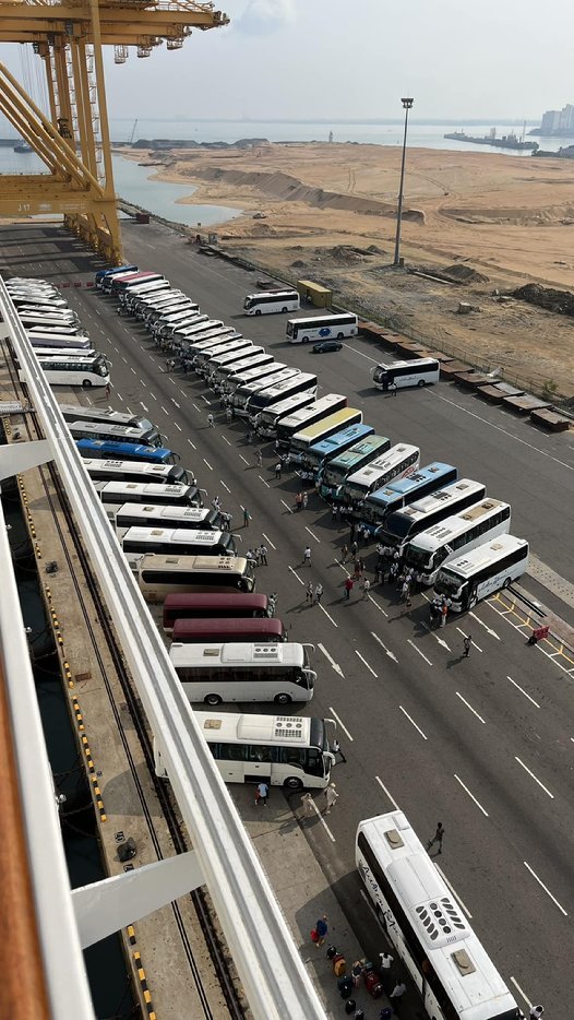 Afbeelding met buitenshuis, hemel, Landvoertuig, weg

Automatisch gegenereerde beschrijving