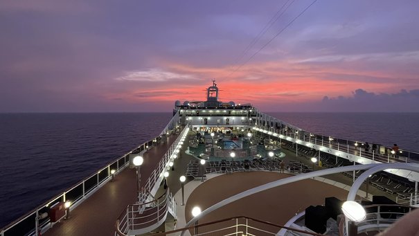 Afbeelding met hemel, buitenshuis, water, schip

Automatisch gegenereerde beschrijving