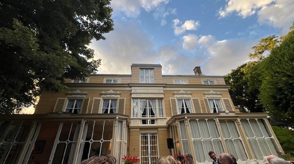 Afbeelding met wolk, buitenshuis, hemel, gebouw

Automatisch gegenereerde beschrijving