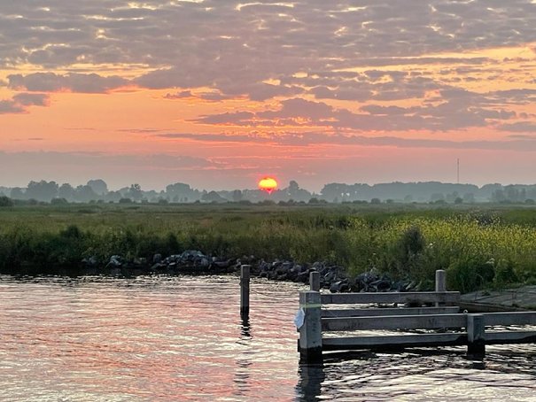 Afbeelding met buiten, bank, water, zonsondergang

Automatisch gegenereerde beschrijving