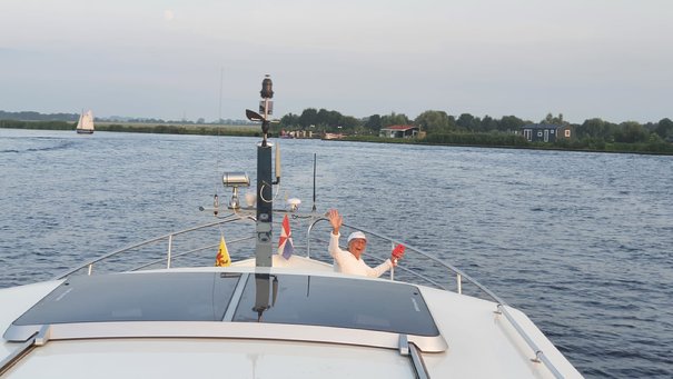 Afbeelding met lucht, water, boot, buiten

Automatisch gegenereerde beschrijving