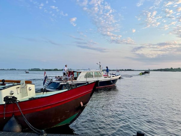 Afbeelding met water, boot, buiten, lucht

Automatisch gegenereerde beschrijving