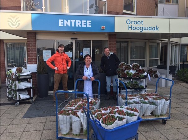 Afbeelding met gebouw, buiten, persoon, voedsel

Automatisch gegenereerde beschrijving