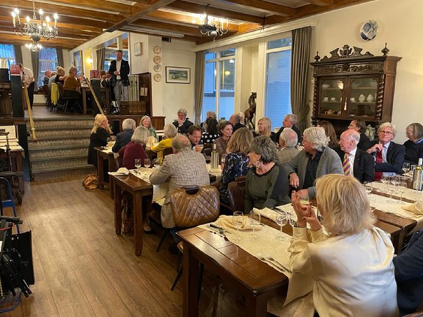 Afbeelding met binnen, persoon, plafond, tafel

Automatisch gegenereerde beschrijving