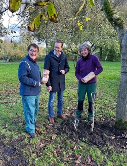 Afbeelding met kleding, persoon, buitenshuis, schoeisel

Door AI gegenereerde inhoud is mogelijk onjuist.