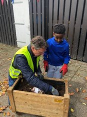 Afbeelding met buiten, persoon, kind, jongen

Automatisch gegenereerde beschrijving