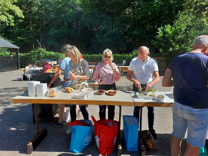 Afbeelding met boom, buiten, persoon

Automatisch gegenereerde beschrijving