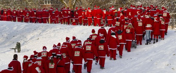 Santa's in de sneeuw