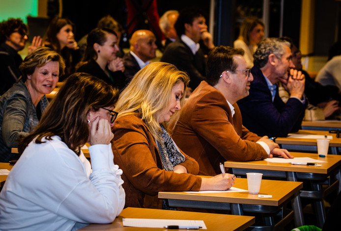 De nodige instinkers kregen de deelnemers van het Hoeksch dictee gisteravond voorgelegd.