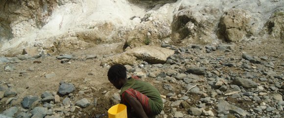 Water verzamelen door kinderen op weg naar school