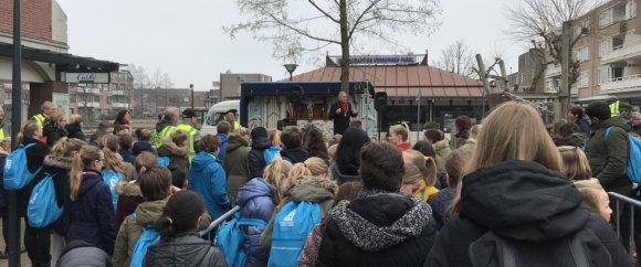 Burgemeester Sicko Heldoorn spreekt de kinderen toe