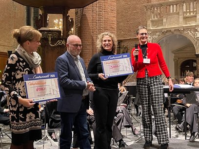 A group of people holding certificates

AI-generated content may be incorrect.