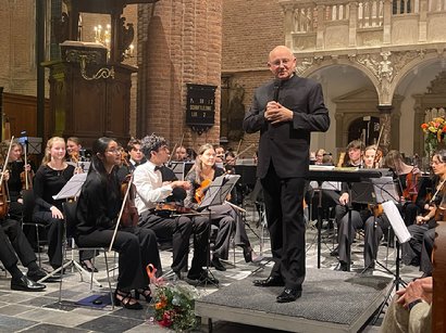 A person standing in front of a group of people seated in chairs

AI-generated content may be incorrect.