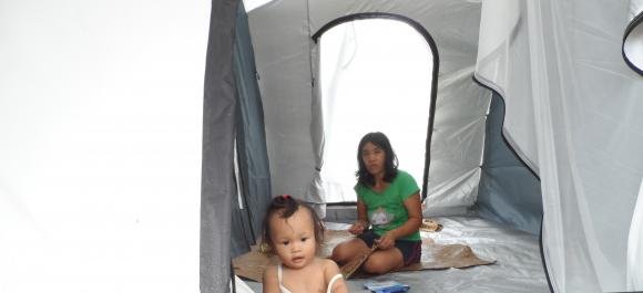 http://www.shelterbox.nl/uploads/HomeImg/0ff88973a5a1ab741d049eef27cfbc52_Rosana%20Nagamos.jpg