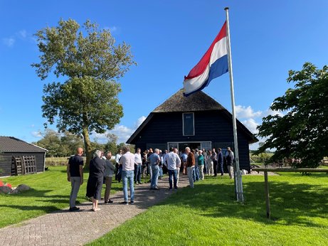 Afbeelding met buitenshuis, gras, hemel, paal

Automatisch gegenereerde beschrijving