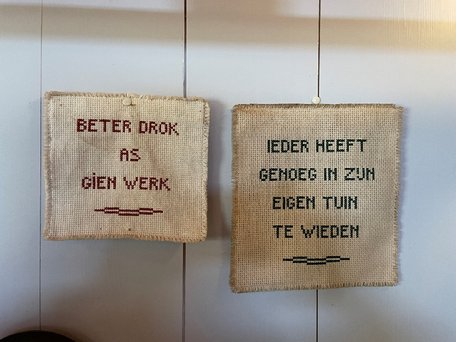 Afbeelding met tekst, muur, rotan, overdekt

Automatisch gegenereerde beschrijving