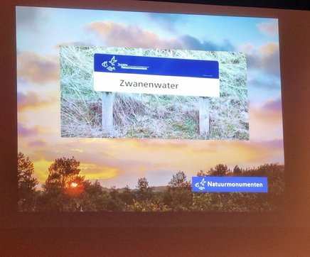 Kan een afbeelding zijn van televisie en de tekst 'Zwanenwater Natuurmonumenten'