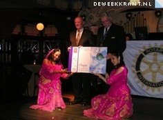 Voorzitter van Stichting Pater Vos, Willem Vergeer (links) ontving de cheque uit handen van Ric de Groot, voorzitter van de Rotary.