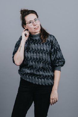 Afbeelding met persoon, Menselijk gezicht, kleding, muur

Door AI gegenereerde inhoud is mogelijk onjuist.