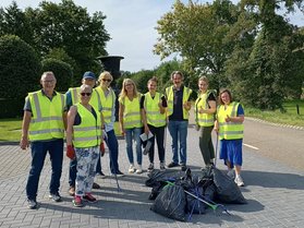 Afbeelding met persoon, kleding, buitenshuis, schoeisel

Automatisch gegenereerde beschrijving